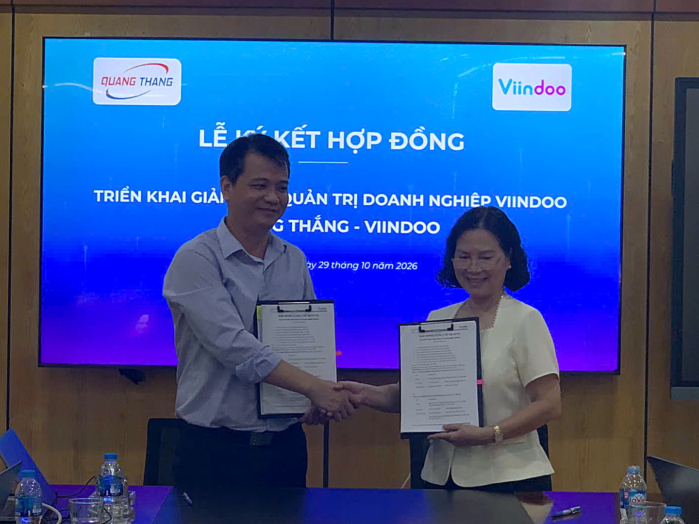 Representatives of Viindoo and Quang Thang Refrigeration Engineering shaking hands over the signed contract