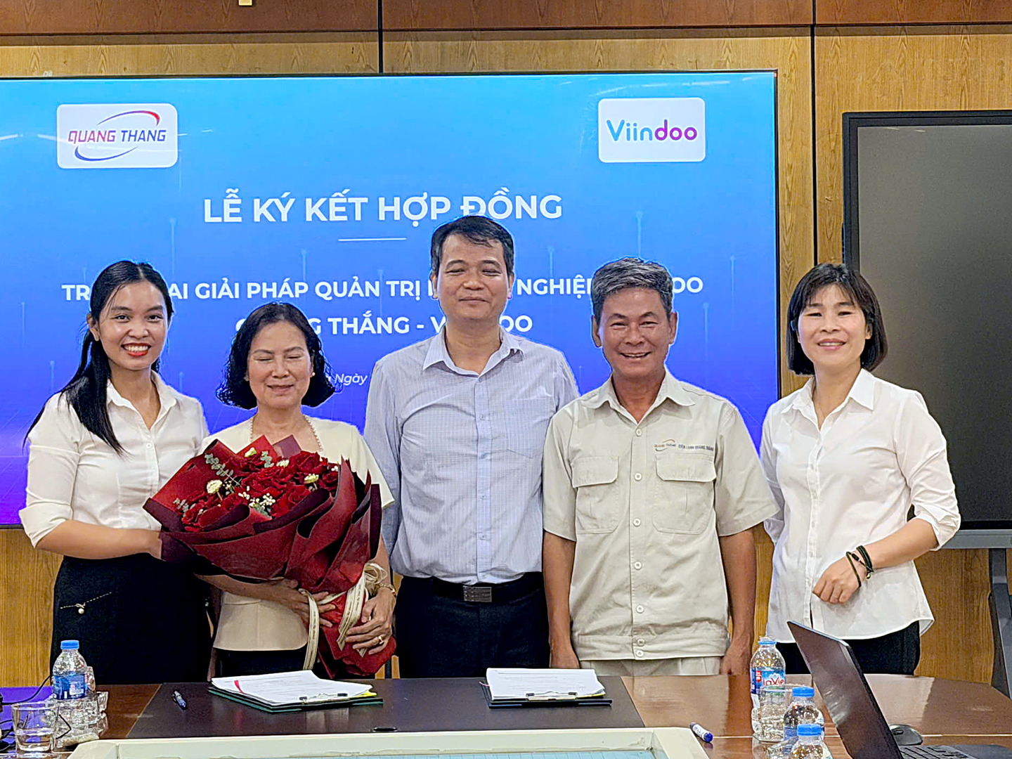 Representatives of Viindoo and Quang Thang Refrigeration Engineering at the project kick-off